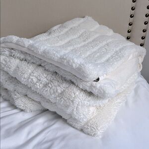 Project 62 Soft White Shaggy Mongolian Faux Fur Luxury Throw Blanket 50 x 60 in